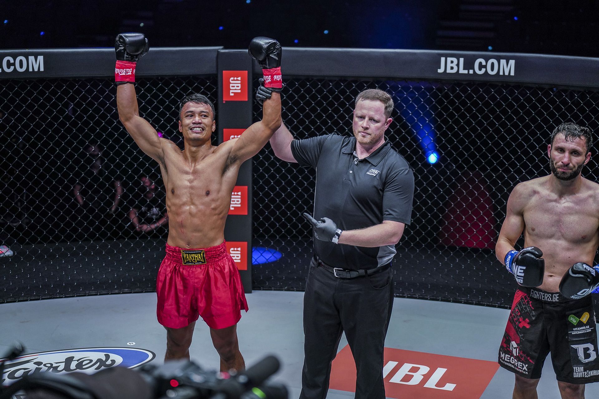 Sitthichai (Left) booked his ticket to the ONE Featherweight Kickboxing World Grand Prix finals at ONE: Only the Brave. | [Photo: ONE Championship]