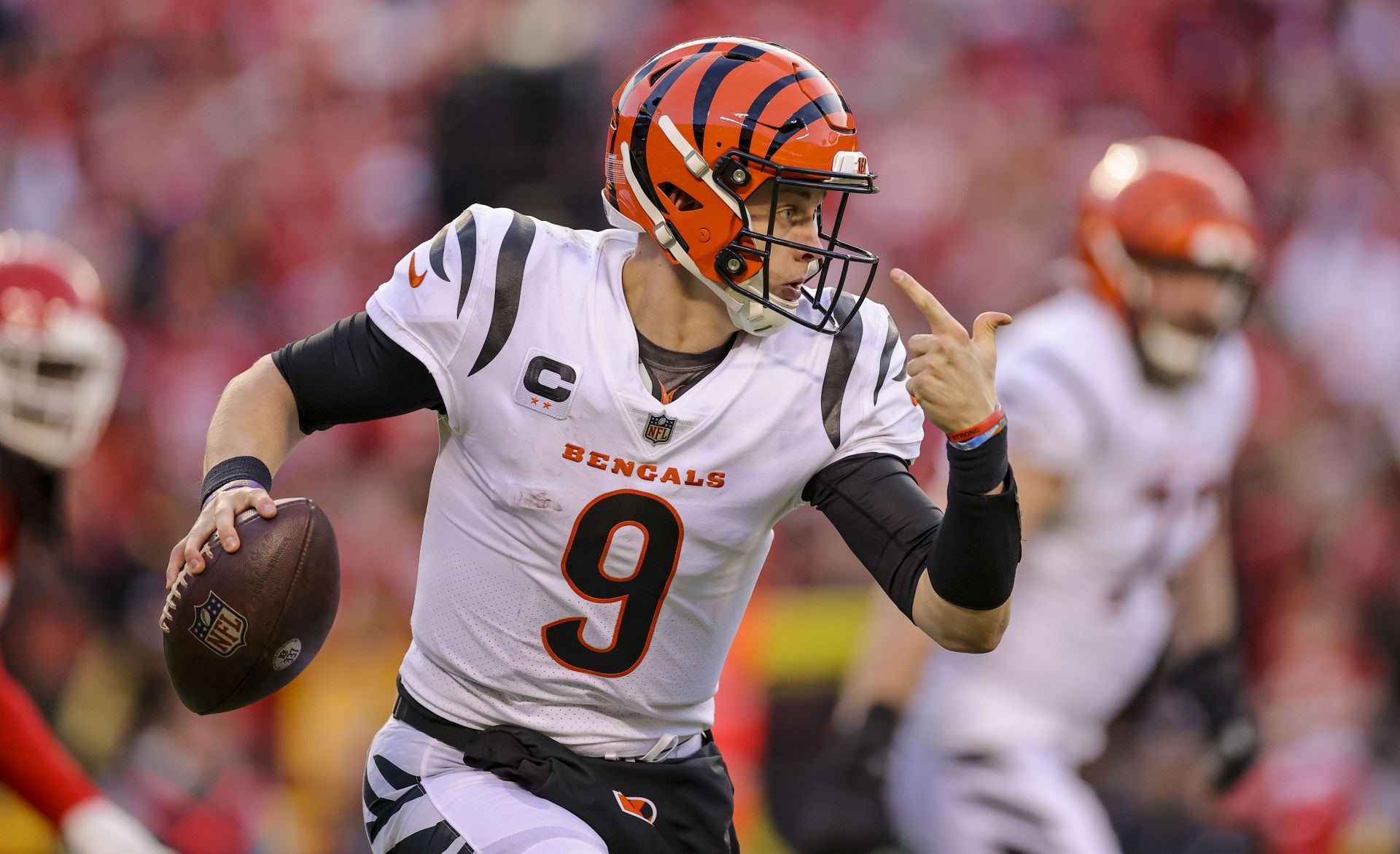 Cincinnati Bengals' Joe Burrow leads a team huddle on the field during a  drill at the NFL football team's minicamp in Cincinnati, Friday, June 14,  2023. (AP Photo/Aaron Doster Stock Photo - Alamy