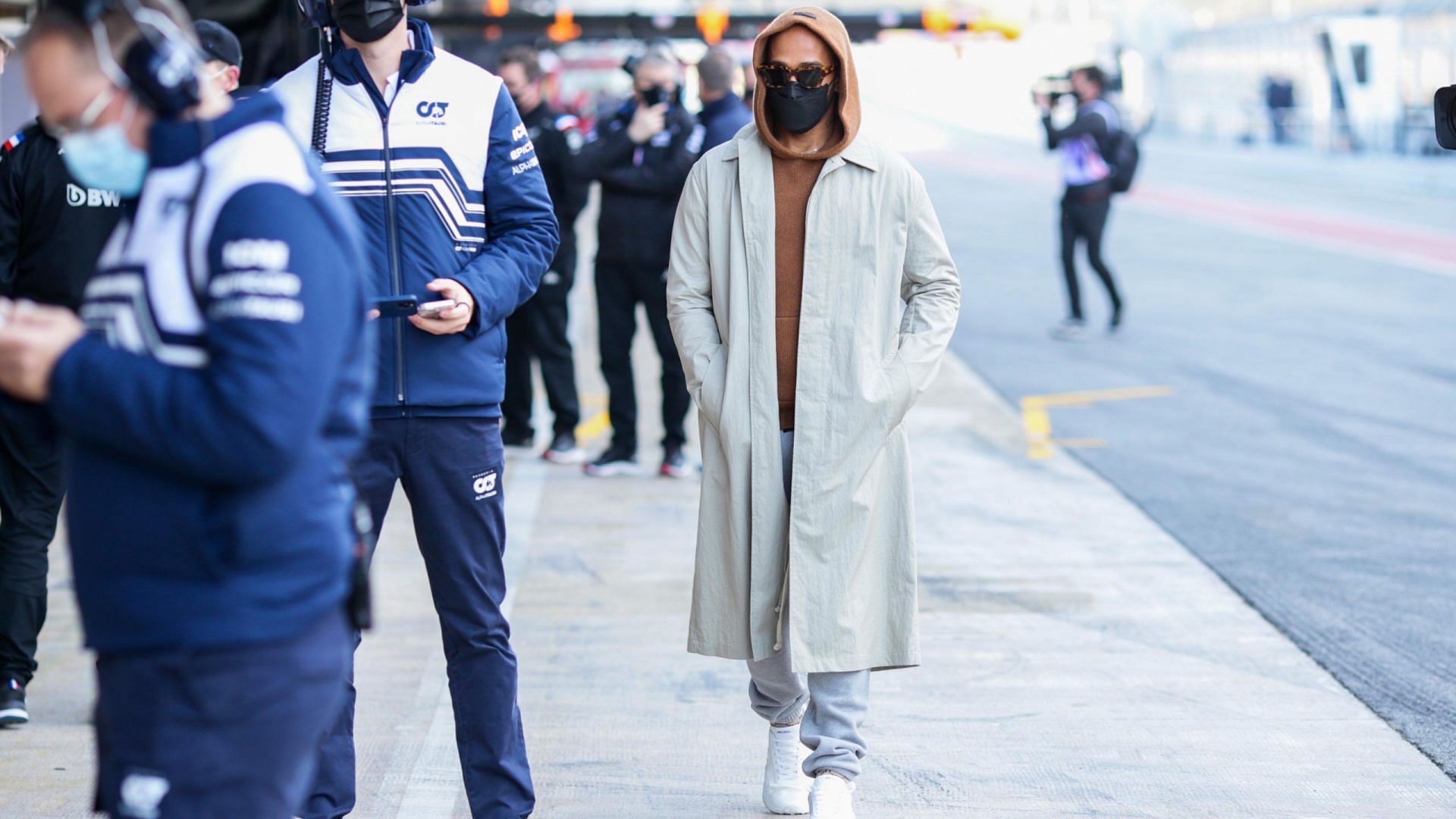 Lewis Hamilton taking a stroll through the Pitlane on Day 1 of the 2022 F1 pre-season test in Barcelona (Photo by Peter Fox/ Getty Images)