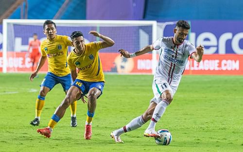 ATK Mohun Bagan's Manvir Singh slips away from Kerala Blasters FC's Sahal Abdul Samad. (Image Courtesy: ISL Media)