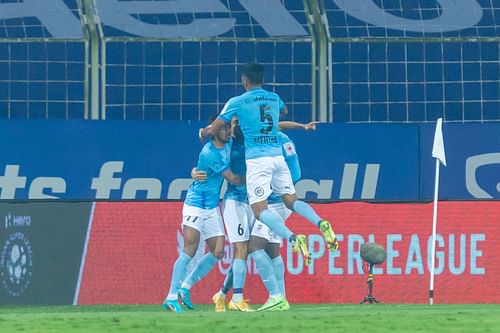 Mumbai City FC players celebrate the win over Chennaiyin FC. (Image Courtesy: ISL Media)