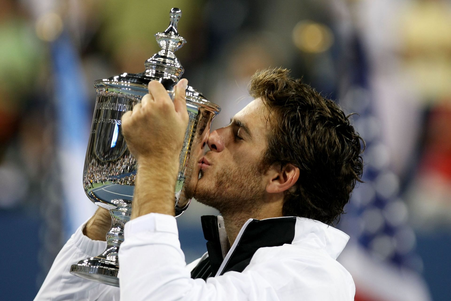 Del Potro kisses the 2009 US Open trophy