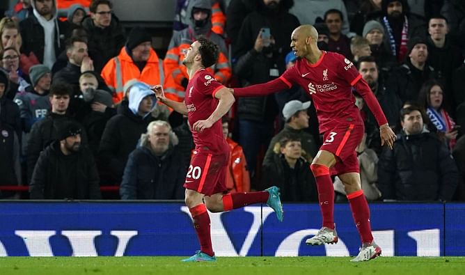 Liverpool beat Leicester City to keep the pressure on Manchester City