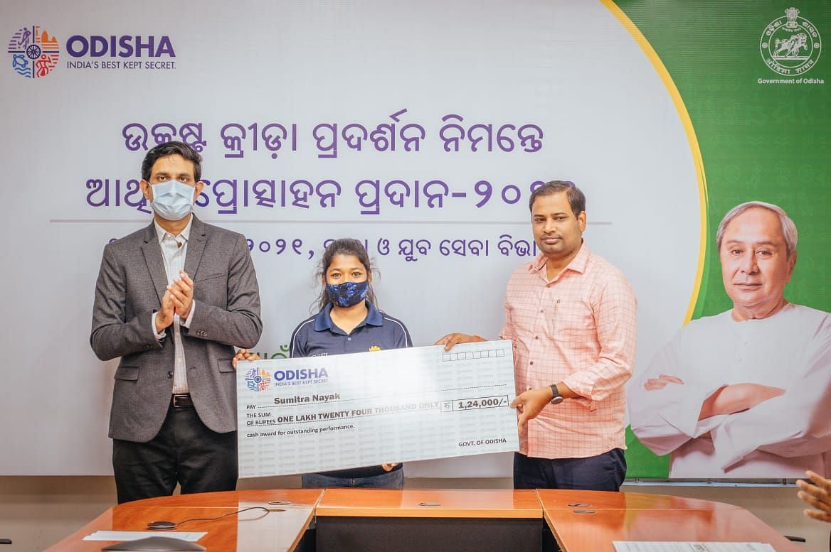 Cash award to meritorious sportspersons of Odisha. (Picture: Odisha Sports)