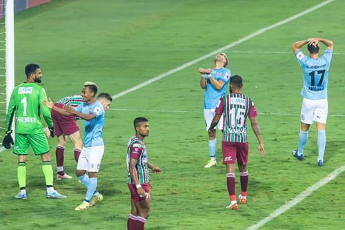 Mumbai City FC players reacting after missing a goal scoring chance against ATK Mohun Bagan. (Image Courtesy: ISL Media)