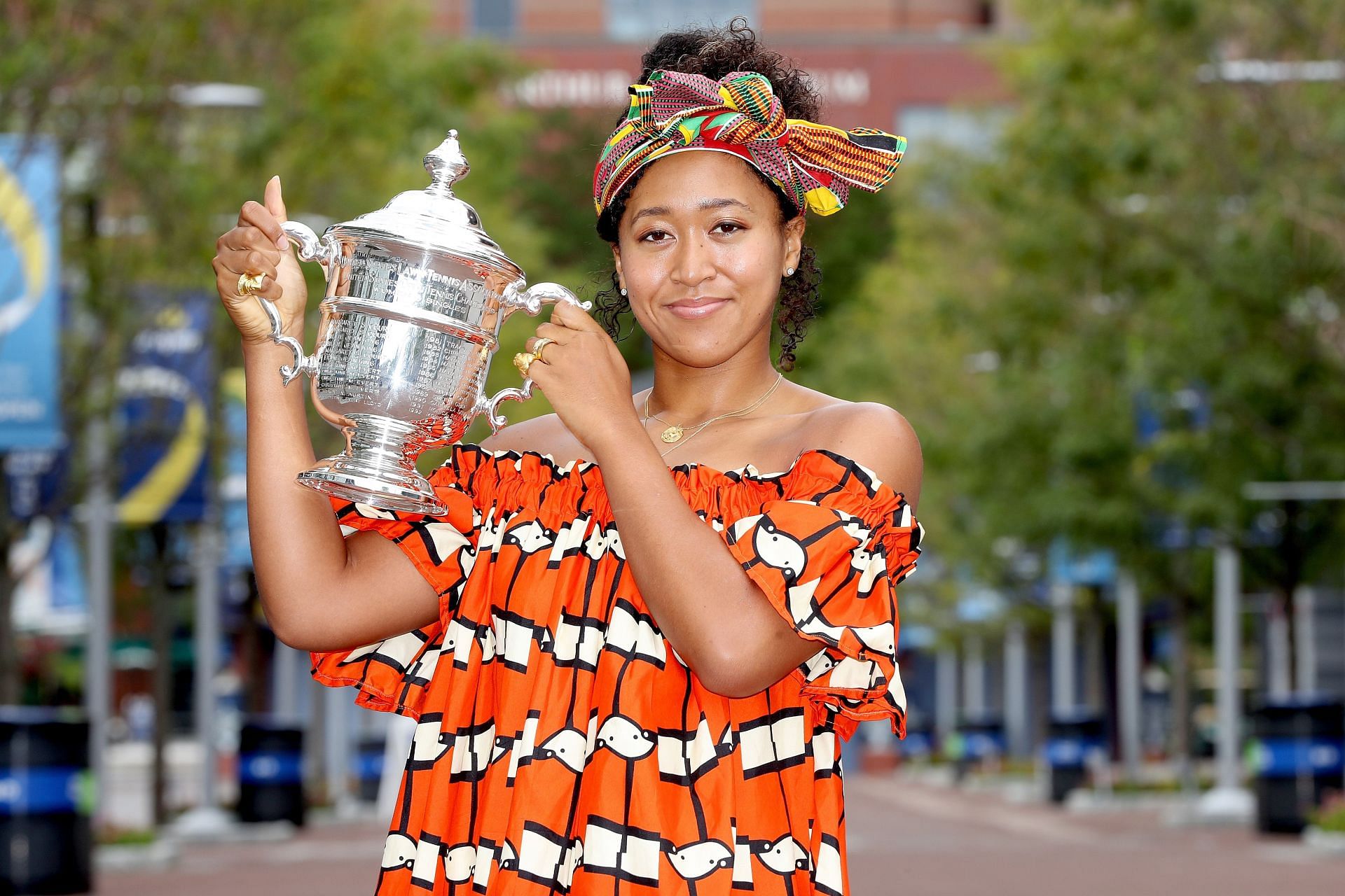 Naomi Osaka posing with the 2020 US Open title