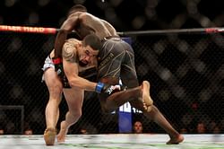 "Robert Whittaker didn't do a whole lot when he was able to get the takedowns" - Jon Anik breaks down 'The Reaper's loss against Israel Adesanya at UFC 271