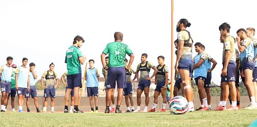 Juan Ferrando talking to the ATK Mohun Bagan team. (Image Courtesy: Twitter/atkmohunbagan)