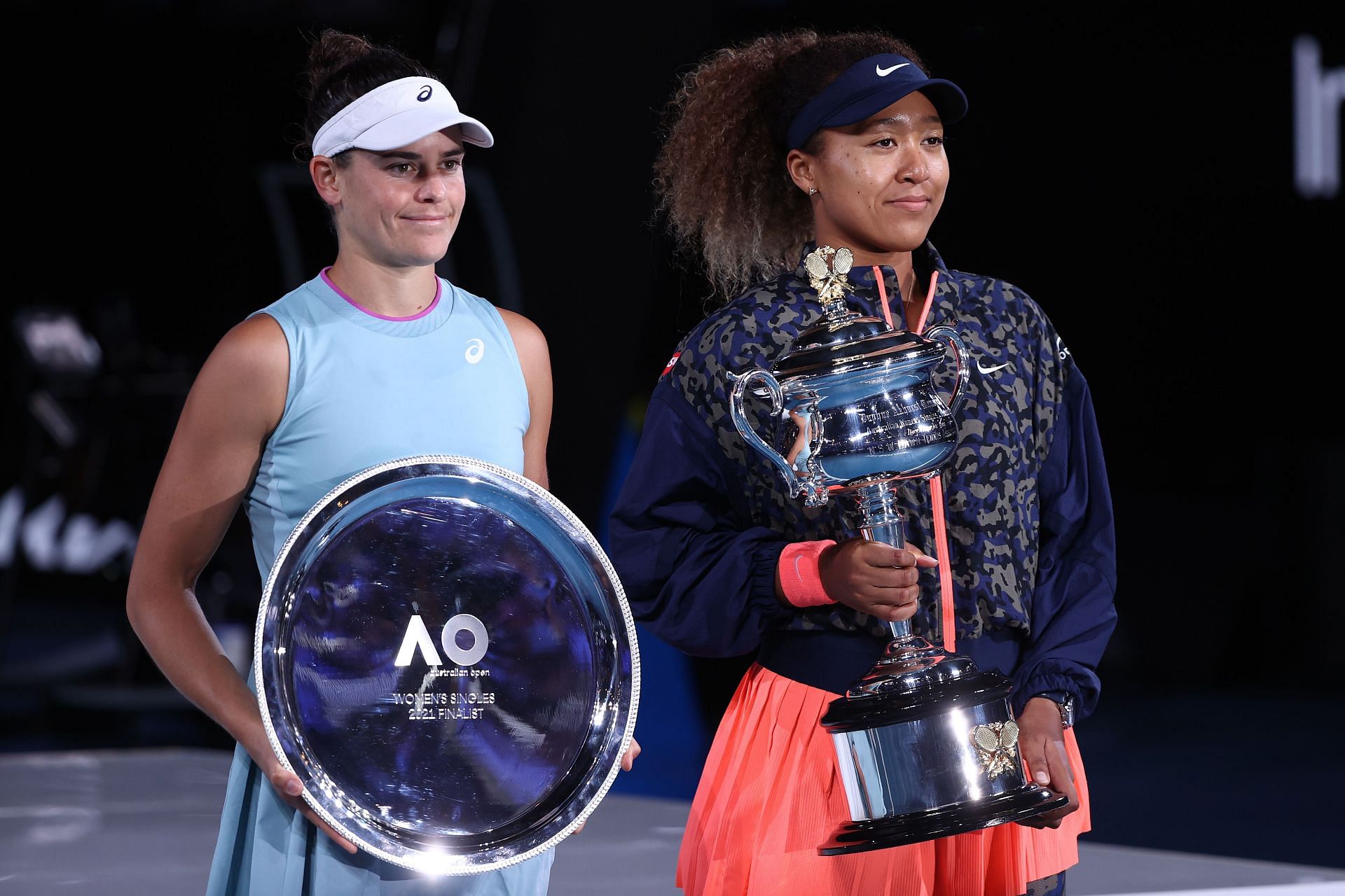 Jennifer Brady (L) and Naomi Osaka at the 2021 Australian Open with their respective trophies