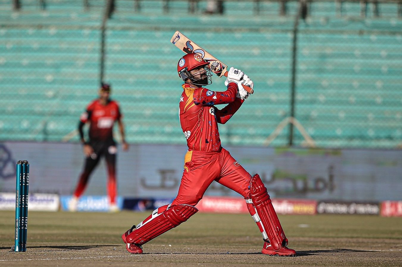 शादाब खान ने बाबर आजम की टीम के खिलाफ गेंद और बल्&zwj;ले दोनों से कमाल किया