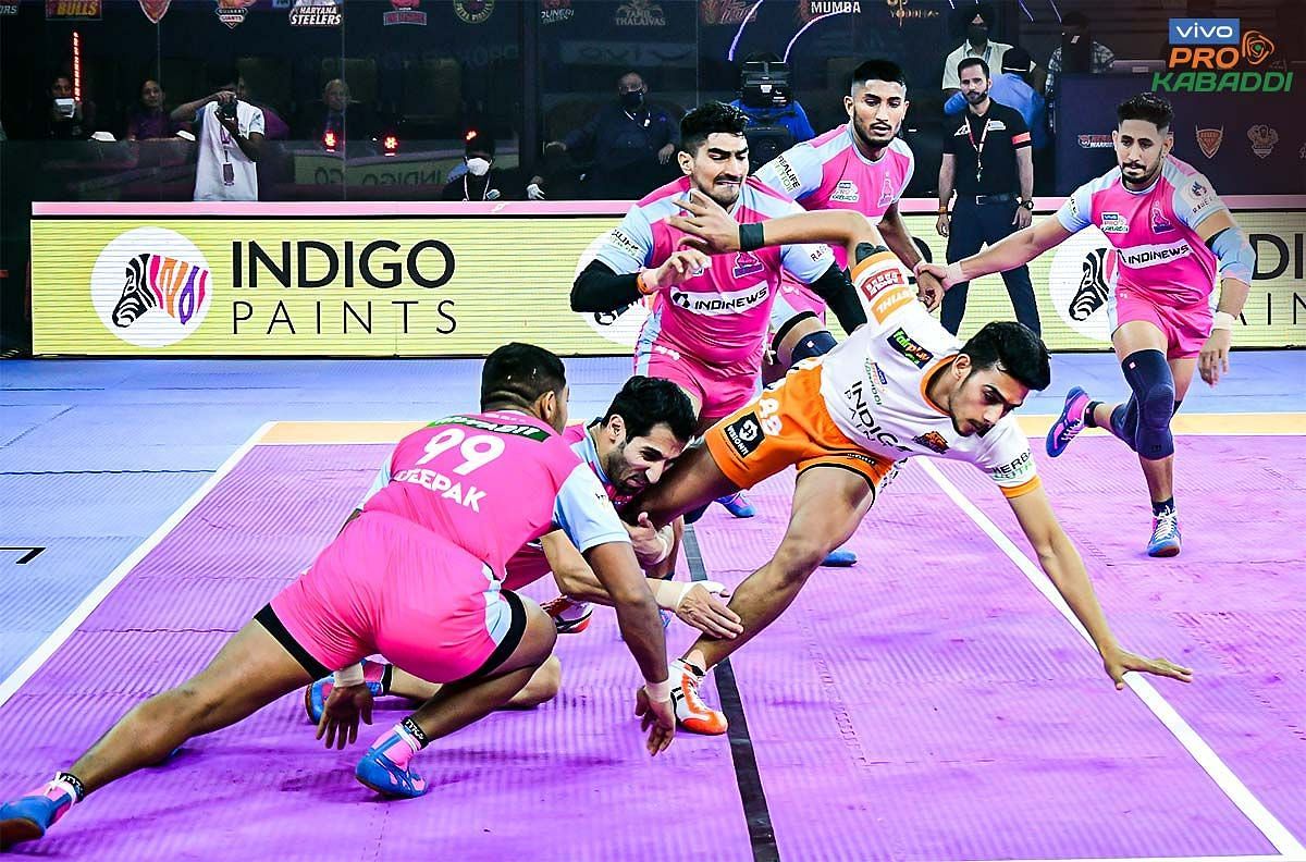 Jaipur Pink Panthers missed out on a place in the playoffs because of a defeat against Puneri Paltan in their last match (Image Courtesy: PKL/Facebook)