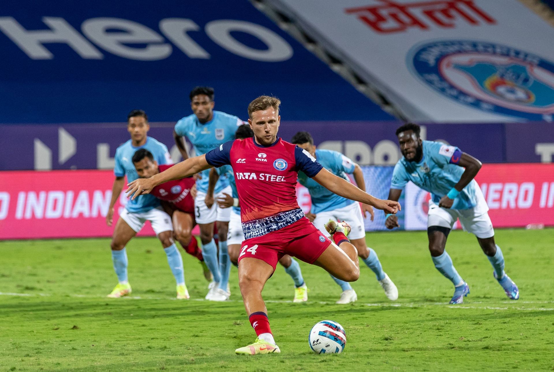 Greg Stewart scores Jamshedpur FC&#039;s winning penalty against Mumbai City FC. [Credits: ISL]