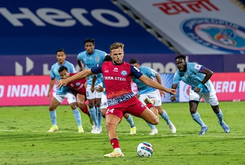 Greg Stewart scores Jamshedpur FC's winning penalty against Mumbai City FC. [Credits: ISL]