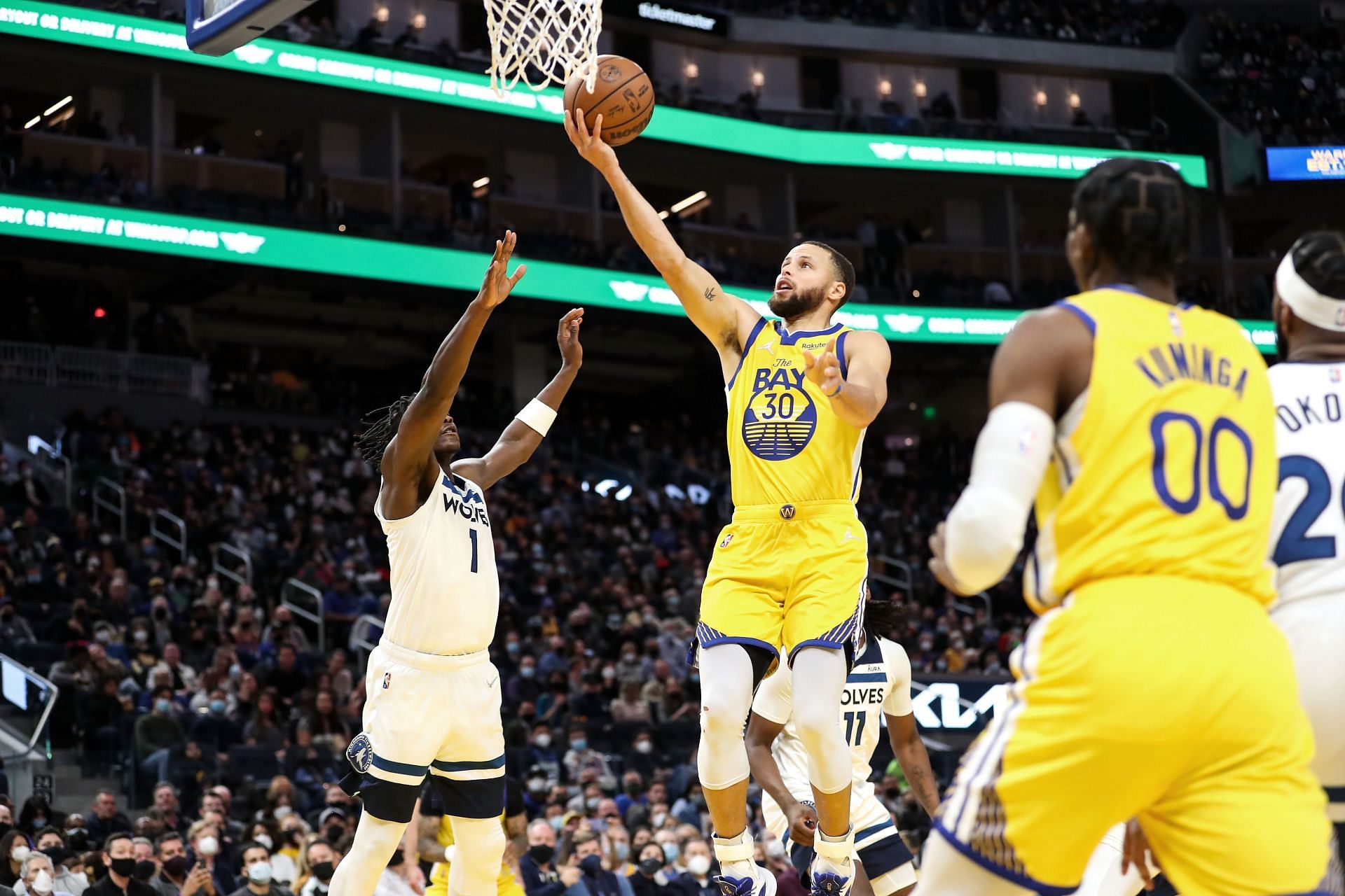 Golden State Warriors guard Stephen Curry going up for a layup
