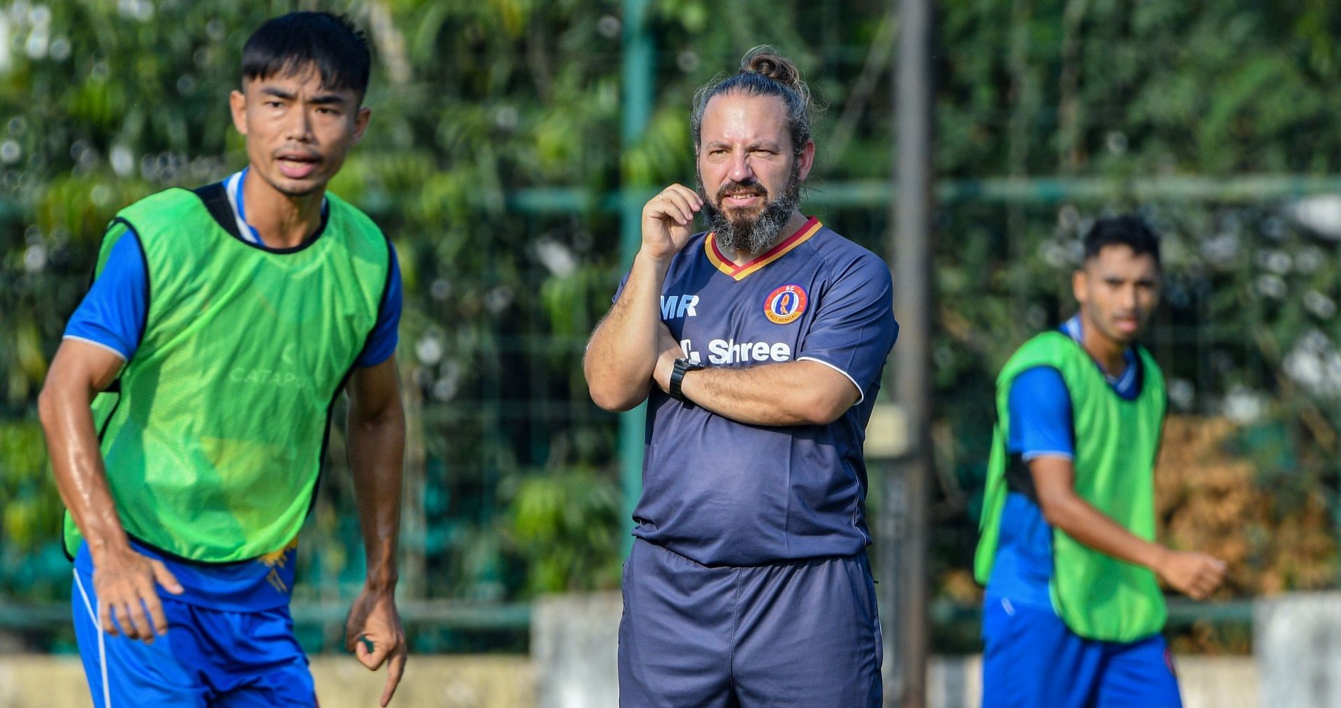 Mario Rivera (C) looks on as SC East Bengal players train. (Image Courtesy: Twitter/sc_eastbengal)