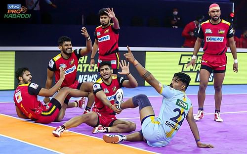 The Bengaluru Bulls' player appeal for a successful tackle on Shrikant Jadhav - Image Courtesy: PKL Twitter