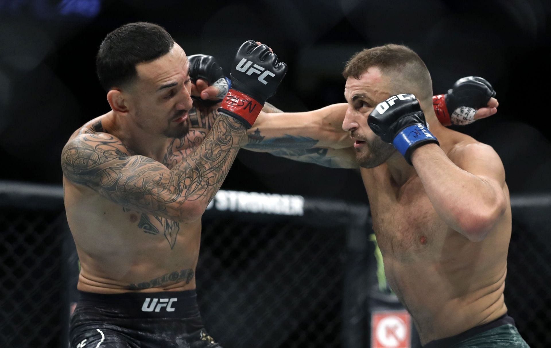 Volkanovski leads the series with Holloway 2-0