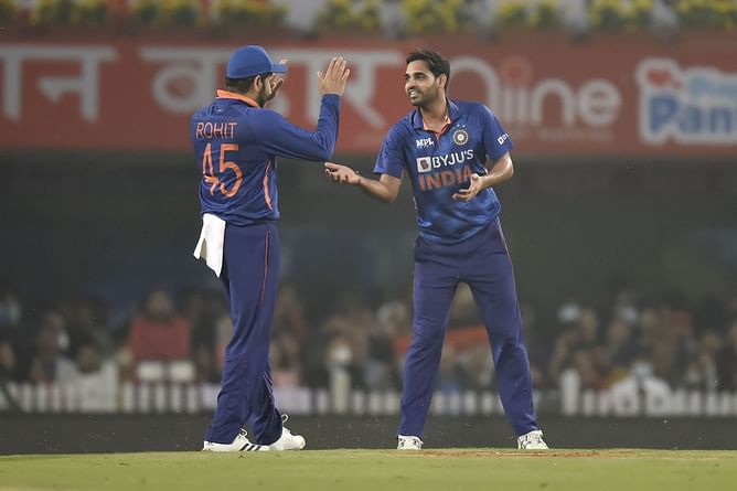 "Bhuvi and Bumrah will together take more than 4 wickets" - Aakash Chopra makes his predictions for the 2nd India vs Sri Lanka T20I