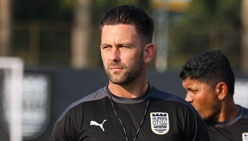 Mumbai City FC head coach Des Buckingham looks on as his players train (Image Courtesy: Twitter/MumbaiCityFC)