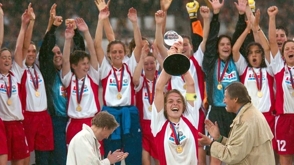 1. FFC Frankfurt players after winning the 2001-02 UEFA Women&#039;s Cup