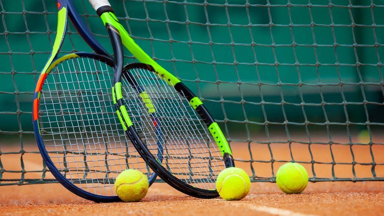 Maharashtra&#039;s Shounak Suvarna upset third seed Kushagra Arora of Delhi 3-6, 6-3, 6-2 in the U-12 Ramesh Desai Memorial national tennis tournament in Mumbai on Thursday.