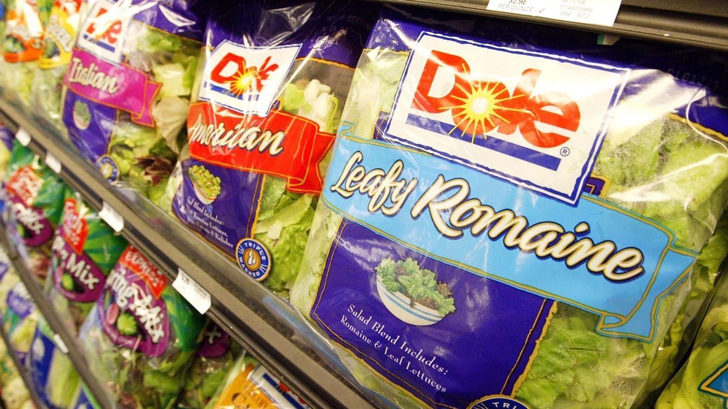 Dole salad consumption leading to foodborne illness (Image via Getty Images)