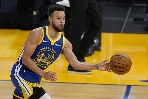 Steph Curry's passing and playmaking are such underrated parts of his game. [Photo: San Francisco Chronicle]