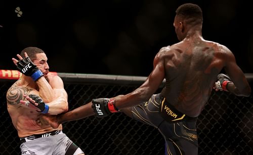 Robert Whittaker and Israel Adesanya trade blows at UFC 271