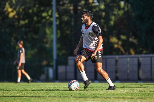 Souvik Chakraborti has been a pivotal figure in the Hyderabad FC midfield this season. (Image Courtesy: Twitter/HydFCOfficial)