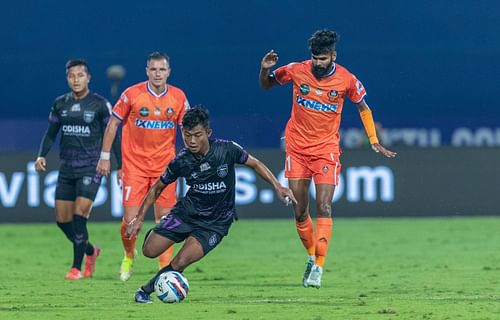 Odisha FC's Mawihmingthanga and FC Goa's Princeton Rebello vying for the ball (Image Courtesy: ISL)