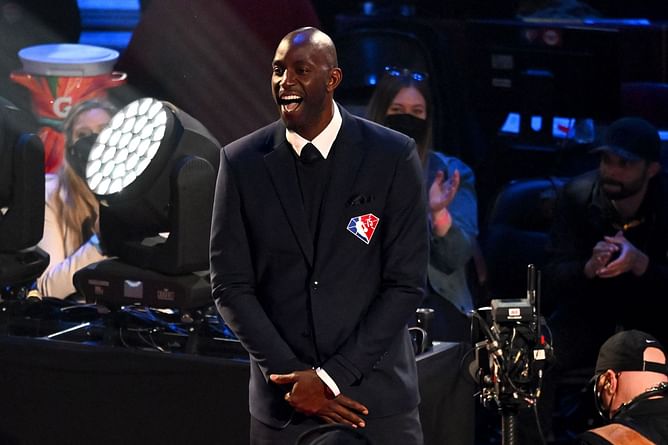 Watch: Kevin Garnett's awkward reaction as former teammate Ray Allen walks by him without dapping him up