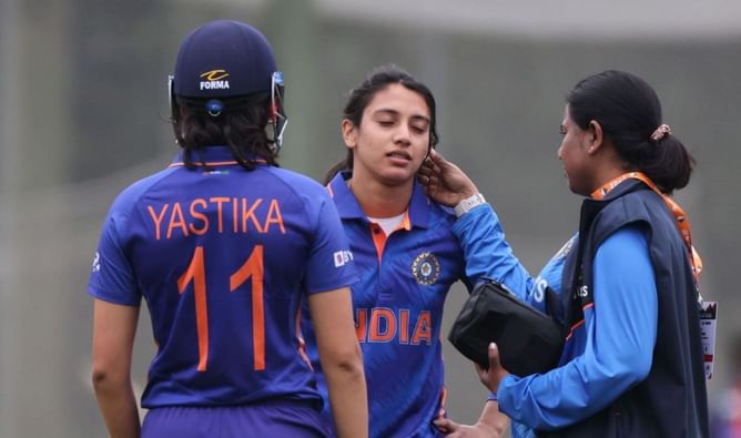Smriti Mandhana suffers heavy blow to head during warm-up match against South Africa