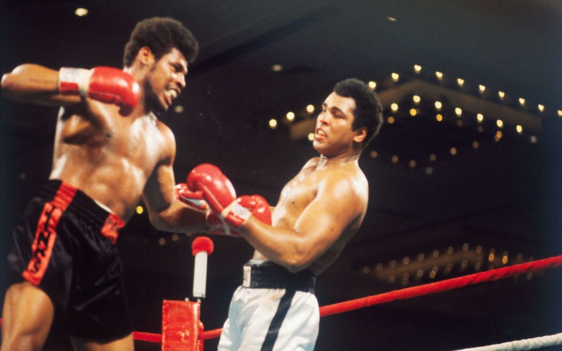 Leon Spinks (L) upset Muhammad Ali (R) on this day in 1978