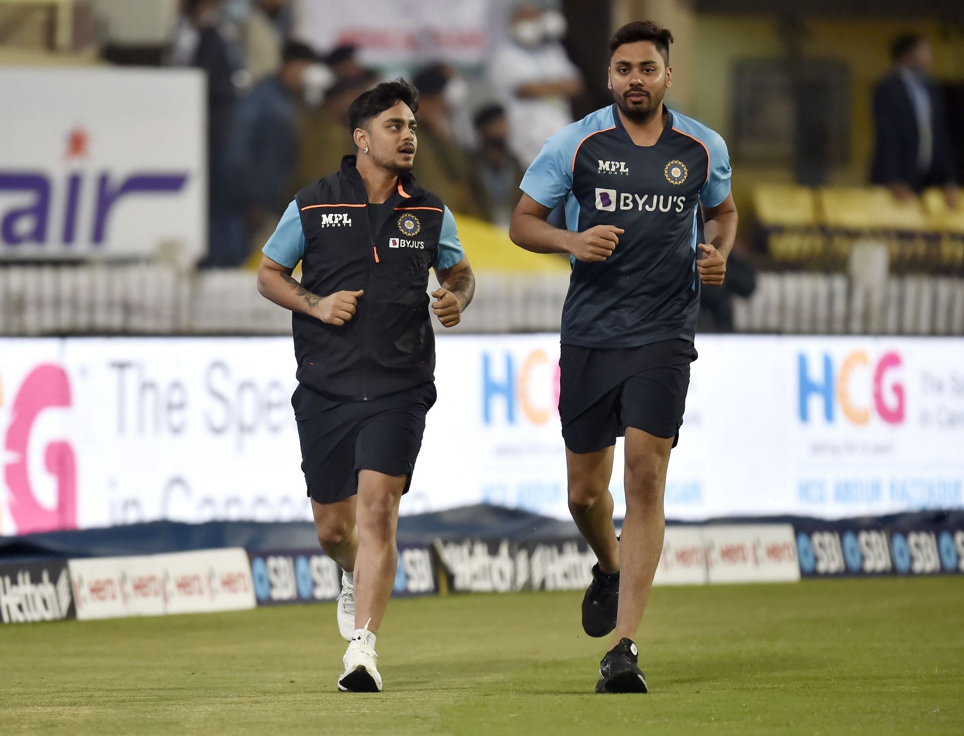 Avesh Khan (R) became the most expensive uncapped player ever while Ishan Kishan (L) bagged the highest bid at the IPL 2022 auction