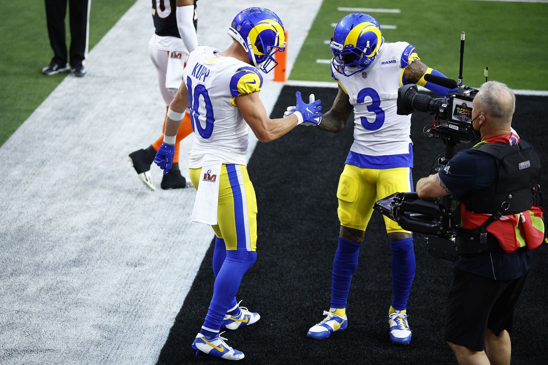 Rams receiver Beckham injures left knee in 2nd quarter