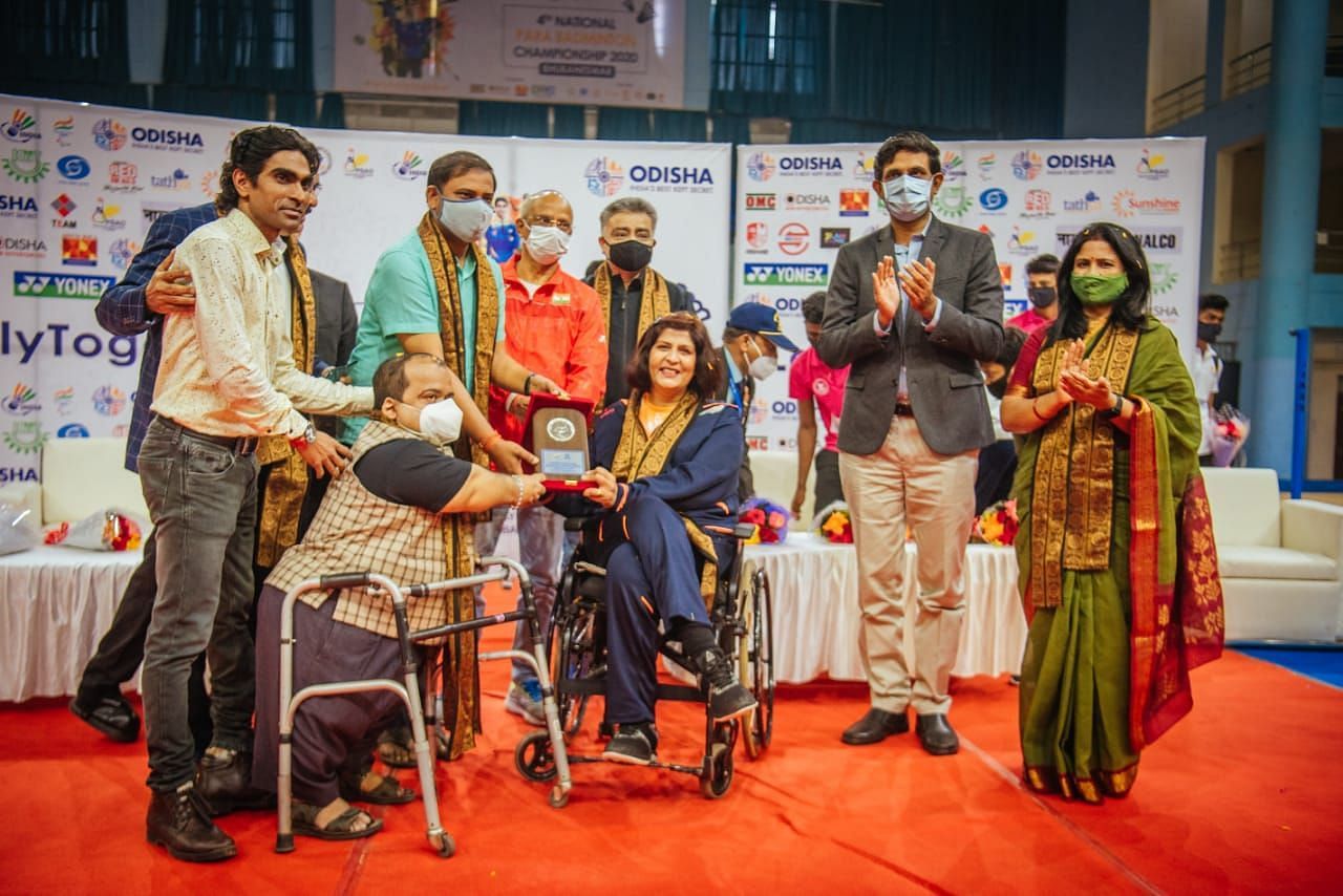 Sports minister Tusharkanti Behera felicitating Deepa Malik at the National Para Badminton Championship held in Bhubaneswar