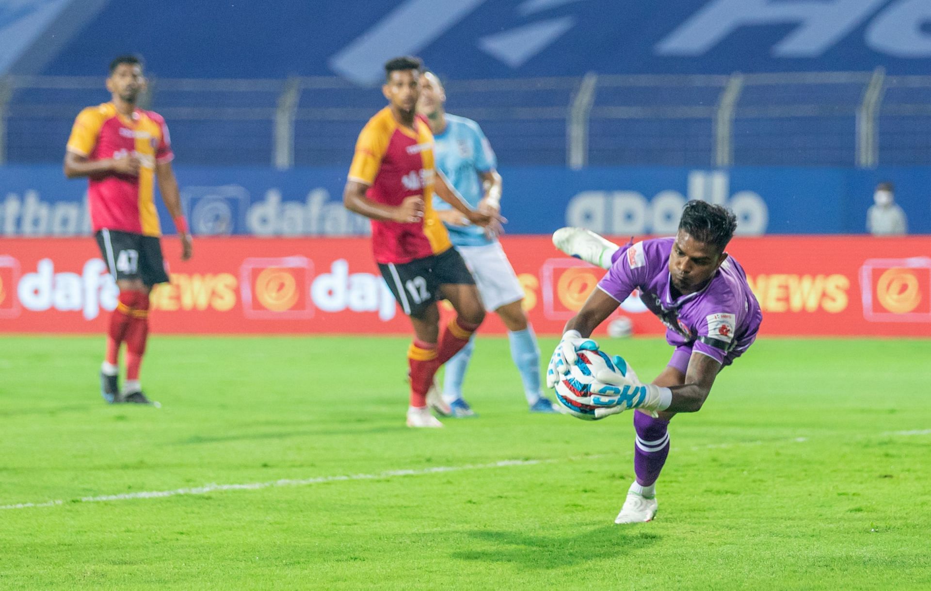 SC East Bengal&#039;s custodian Sankar Roy in action against Mumbai City FC (Image Courtesy: ISL)