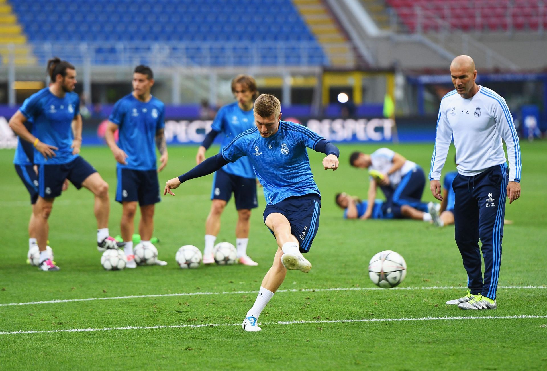 Toni Kroos warms up before a Champions League game.