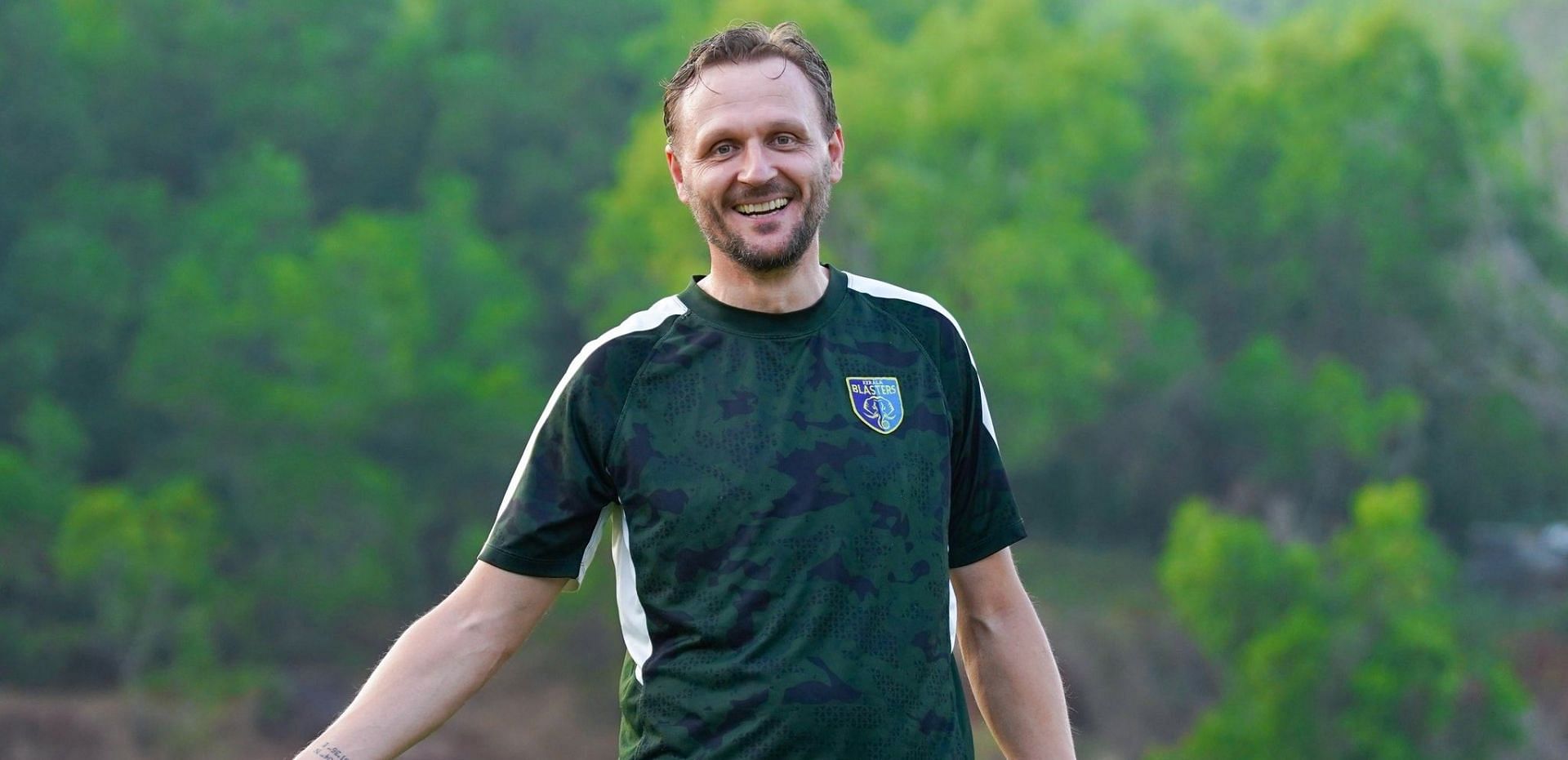 Kerala Blasters head coach Ivan Vukomanovic conducting a training session. (Image Courtesy: Twitter/KeralaBlasters)