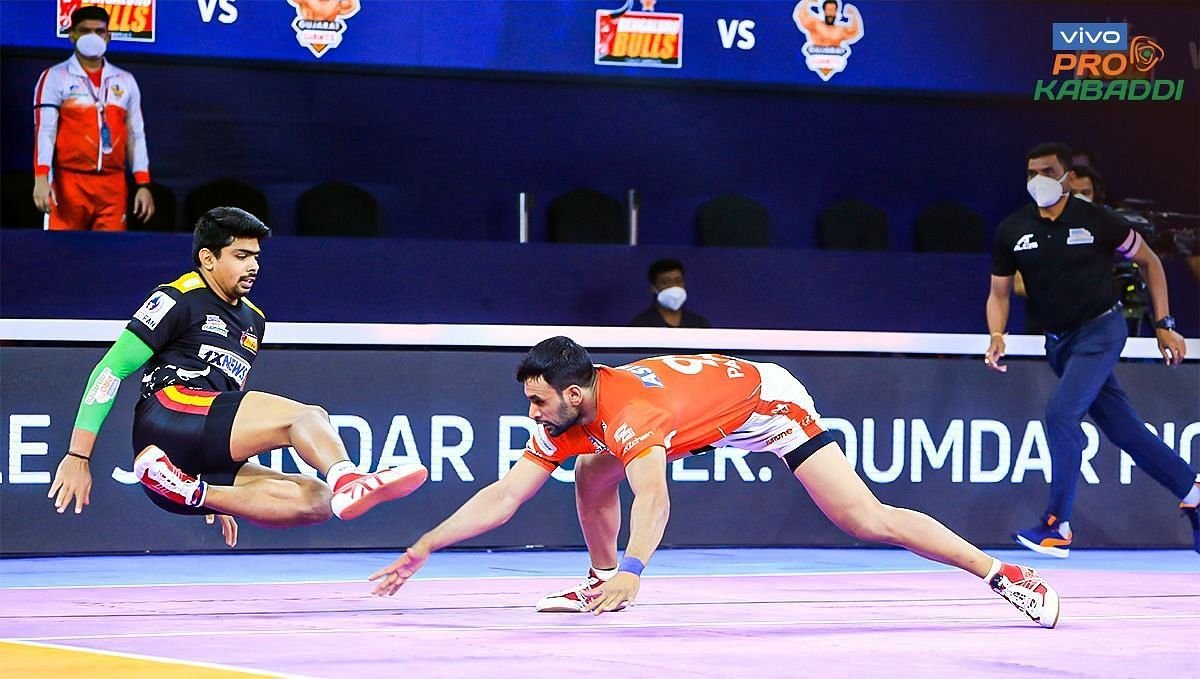 Despite Pawan Sehrawat&#039;s good performance, the Bengaluru Bulls lost to the Gujarat Giants (Image Courtesy: Pro Kabaddi/Facebook)