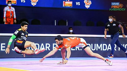 Despite Pawan Sehrawat's good performance, the Bengaluru Bulls lost to the Gujarat Giants (Image Courtesy: Pro Kabaddi/Facebook)