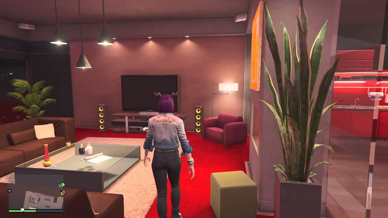 Checking out the new high-end apartment (Image via YouTube @xMissAutumnx)