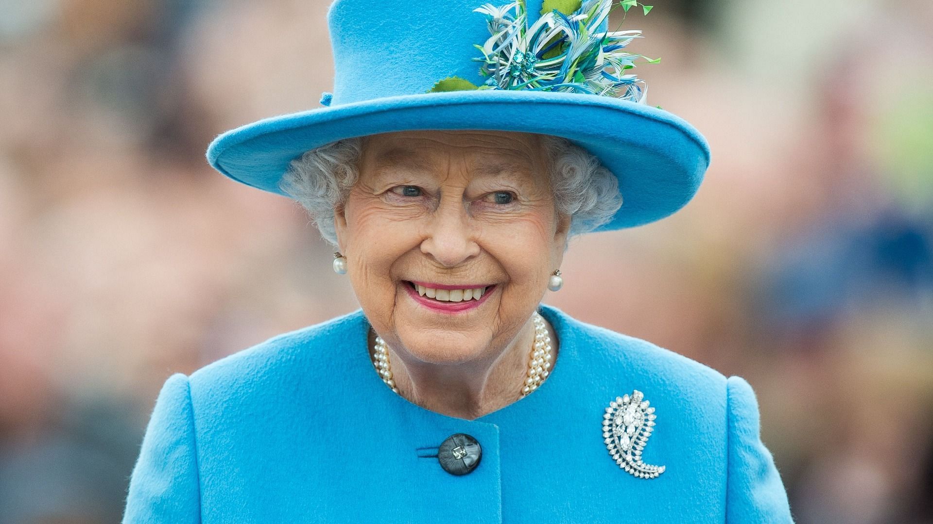 Queen Elizabeth (Image via Samir Hussein/Getty Images)