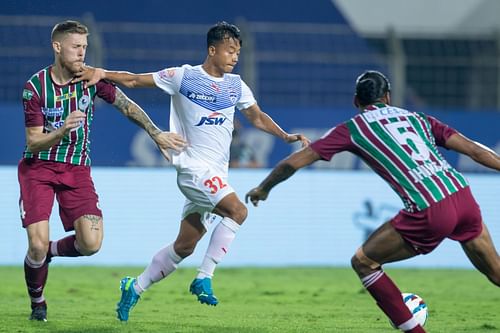 Bengaluru FC's Roshan Singh trying to get past ATK Mohun Bagan's Sandesh Jhingan and Tiri (Image Courtesy: ISL)