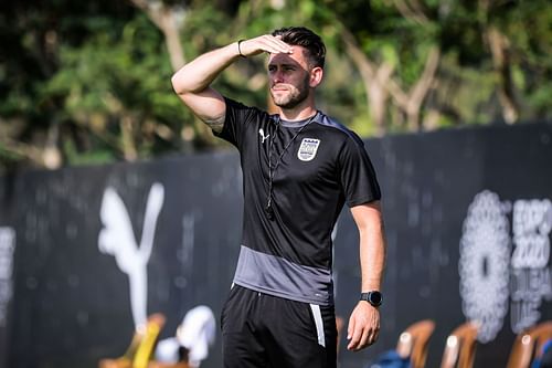 Mumbai City FC head coach Des Buckingham looking on as players train ahead of FC Goa clash. (Image Courtesy: Twitter/MumbaiCityFC)