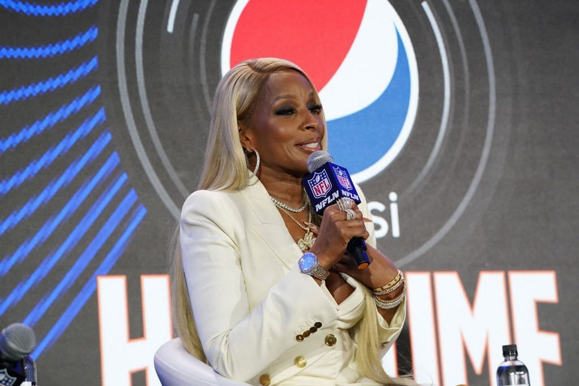 Mary J. Blige went on tour to pay for her rent and spousal support to her ex (Image via Kevin Mazur/Getty Images)