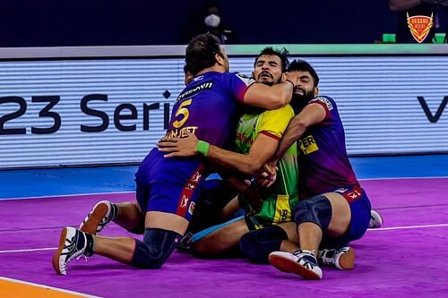 Dabang Delhi KC players tackle a Patna Pirates raider during their previous meeting. (Image Courtesy: Dabang Delhi KC Twitter)