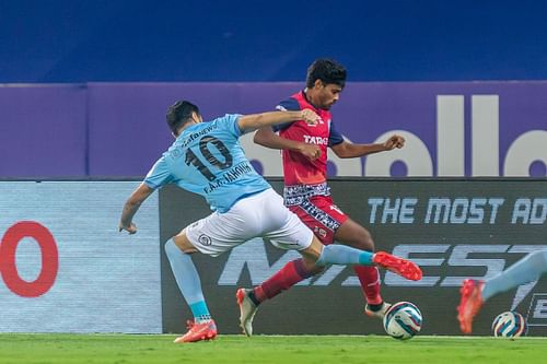 Mumbai City FC's Ahmed Jahouh trying to defend against Jamshedpur FC's Ritwik Das (Image Courtesy: ISL)