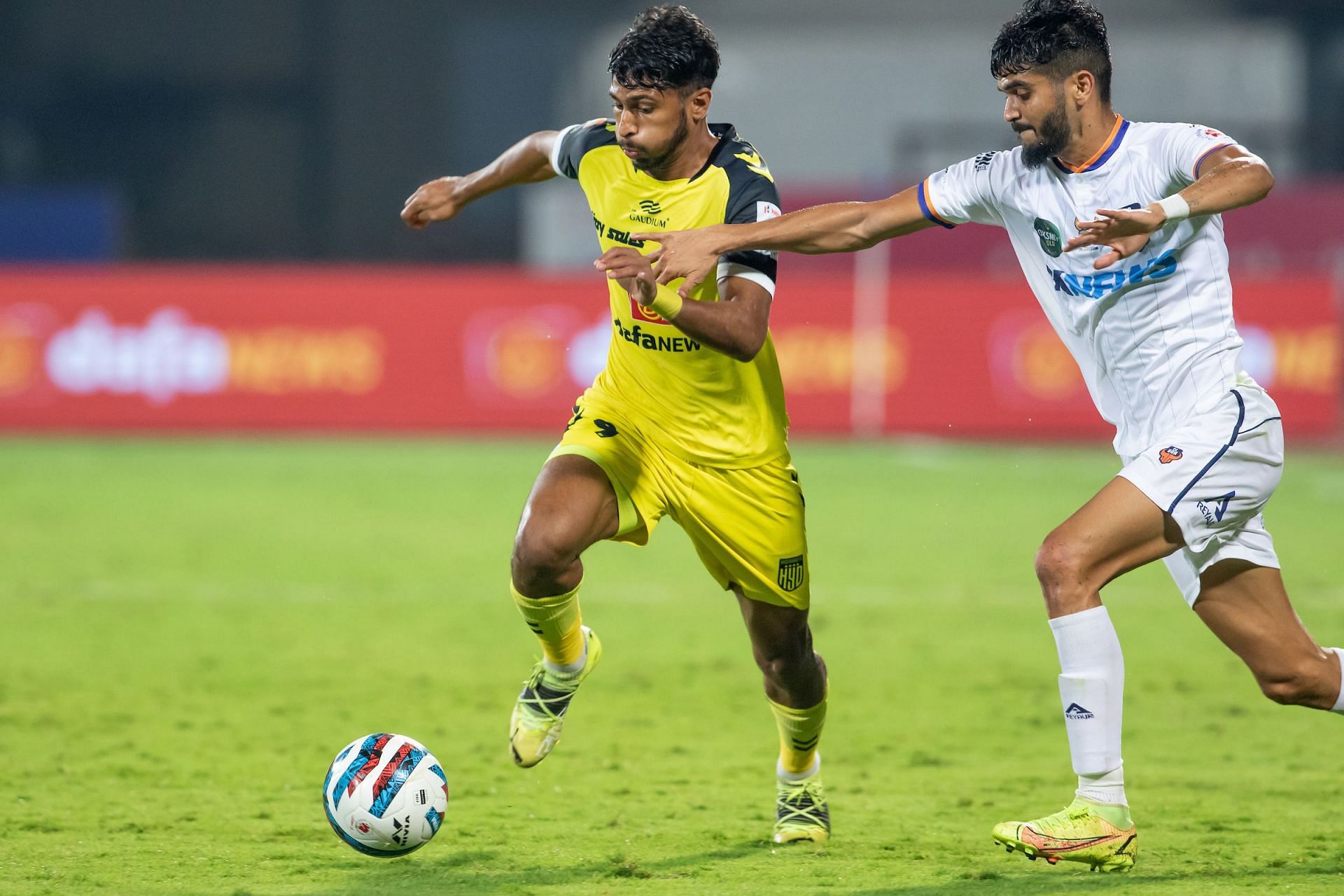 Leander had issues dealing with Hyderbad FC's wingers (Image courtesy: ISL Media)