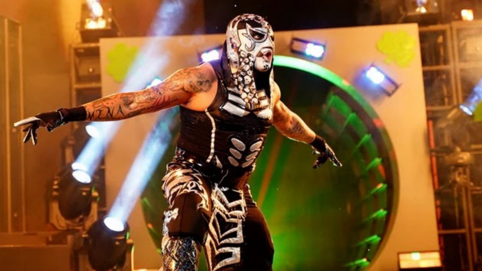 Penta El Zero Miedo making his AEW entrance